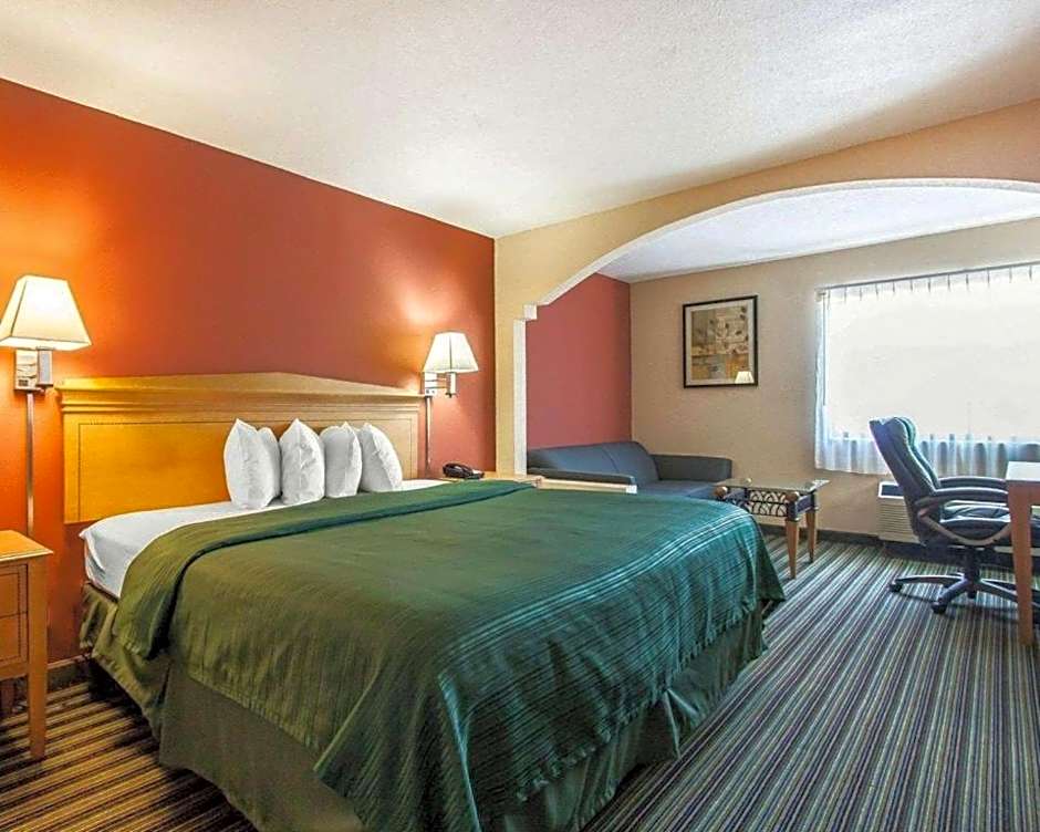 Econo Lodge Inn & Suites