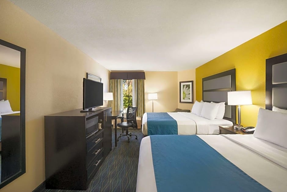 Days Inn & Suites by Wyndham Commerce