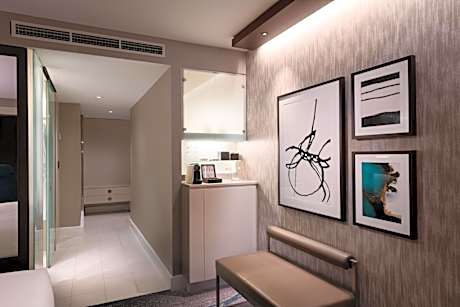 Deluxe Corner King Room