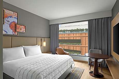 Deluxe Guest room, 1 King, Courtyard View