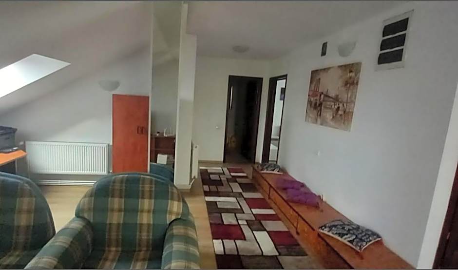 VillaWeb 9rooms - Long term business aparthotel 29 Euro per night per room, min 3months