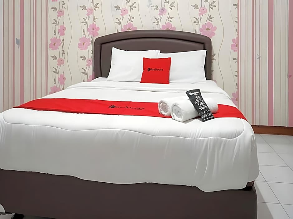 RedDoorz Plus @ Alun Alun Nganjuk