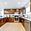 Tropical Oasis - King Beds - Free Netflix & Parking - Fast Wi-Fi