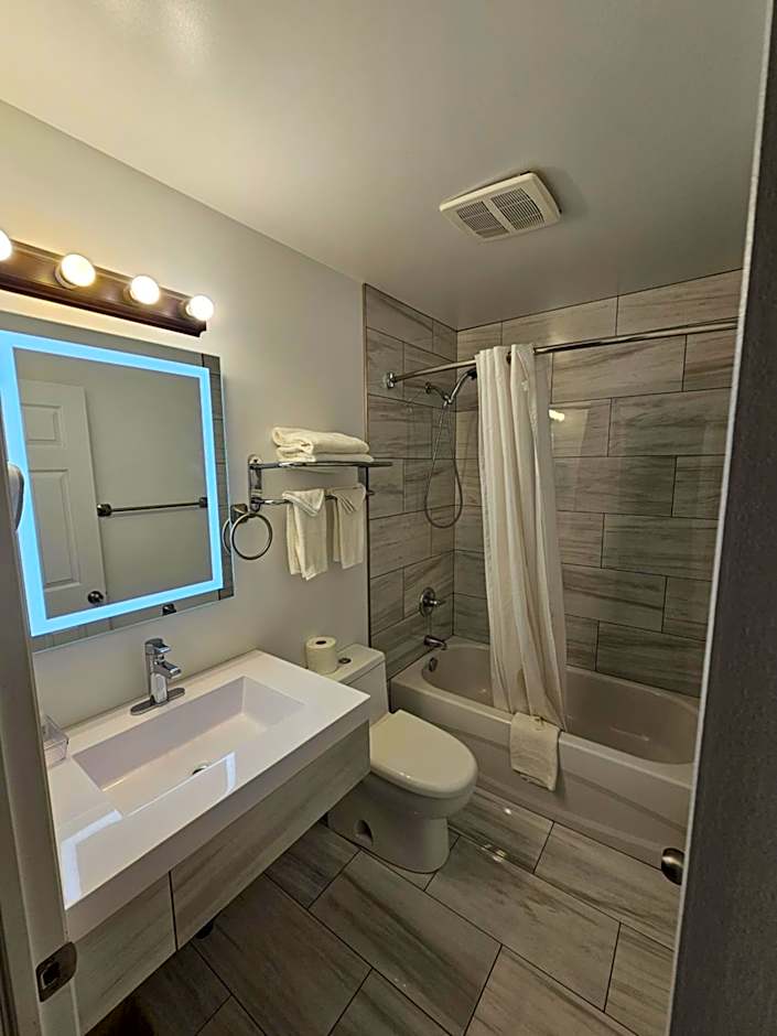 Parkway Motel & European Lodges