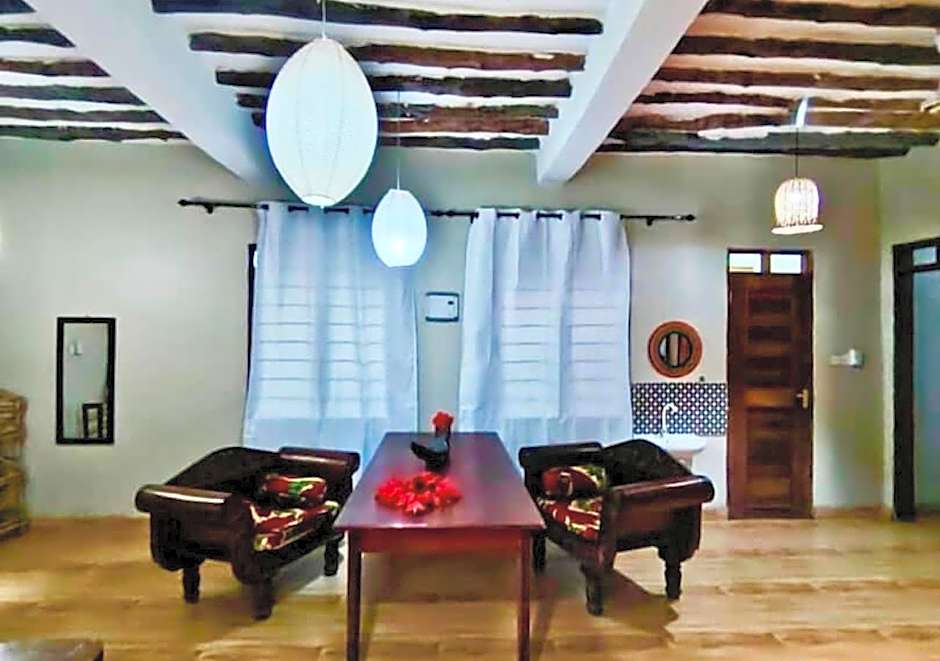 Tropinest bungalows & hostel