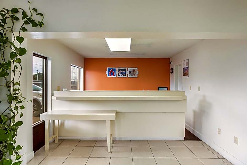 Motel 6-Macclenny, FL