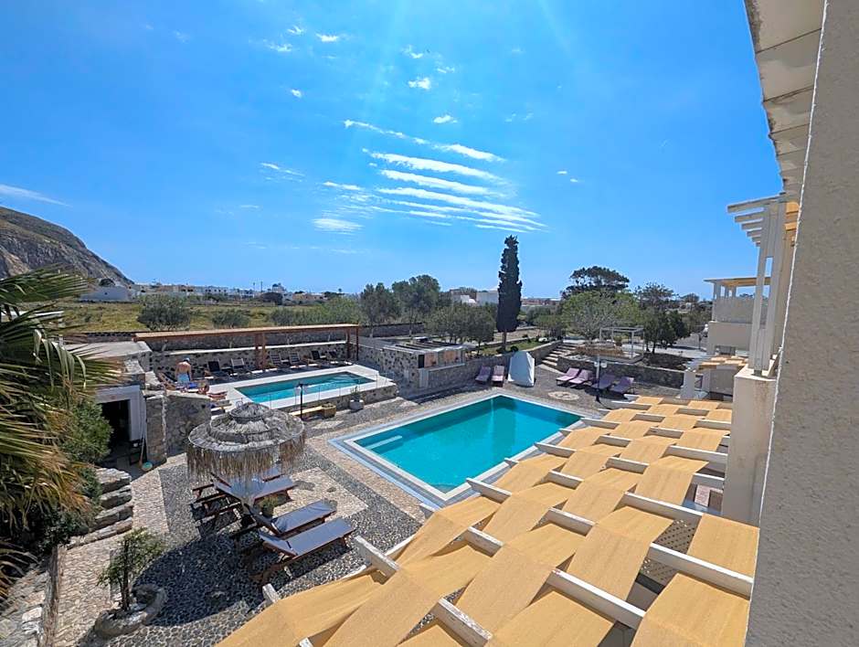 Birds Villa Apartments with Heated Pool - Including Car and Breakfast
