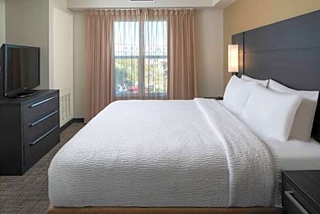One-Bedroom King Suite with Sofa Bed and Adapted Tub - Mobility and Hearing Accessible