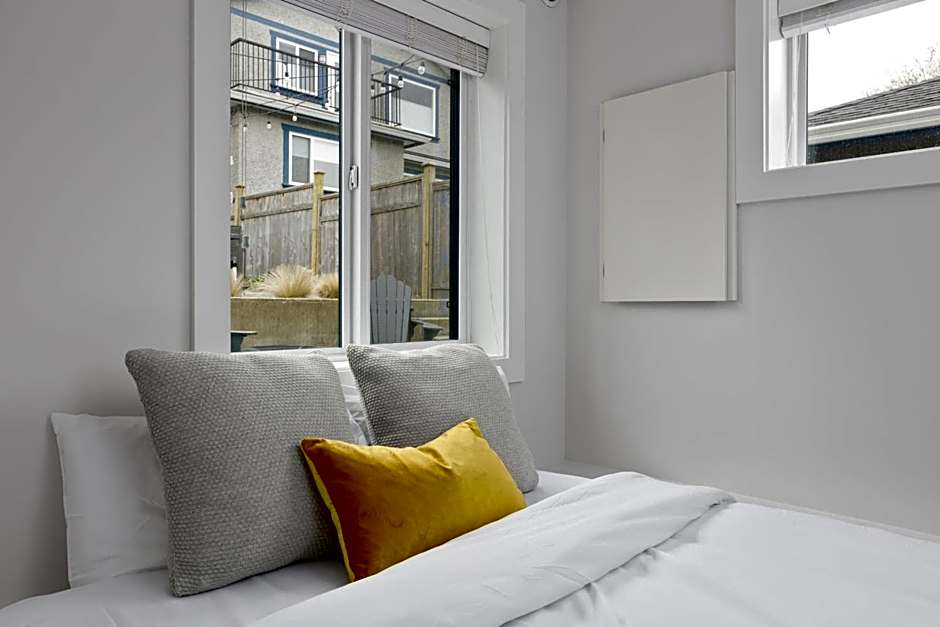 Newly built Laneway Home 1 BD Centrally located