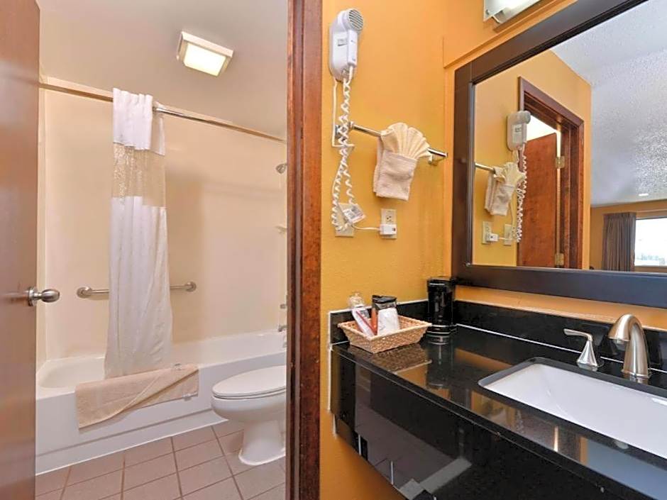 Days Inn & Suites by Wyndham Byram