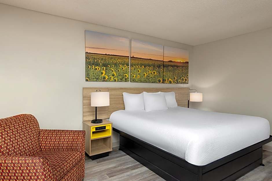 Days Inn and Suites by Wyndham Kansas City South