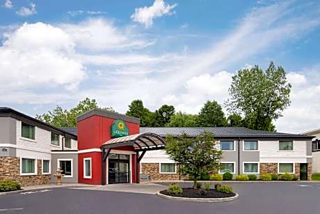 La Quinta Inn & Suites by Wyndham Buffalo Airport