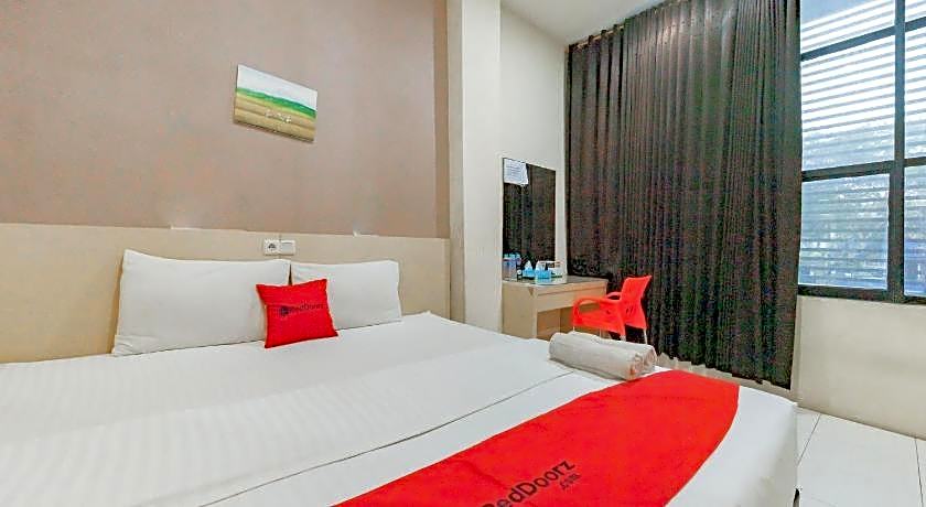 RedDoorz near Pasar Tarapung Siring Banjarmasin