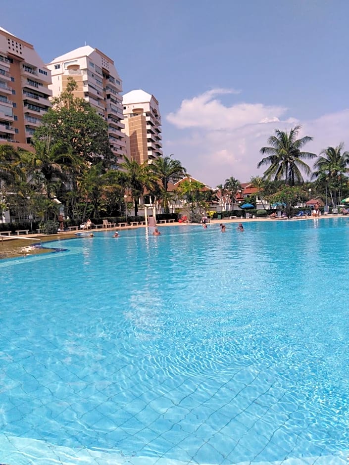 B&B View Talay 1B by Franco Jontiem