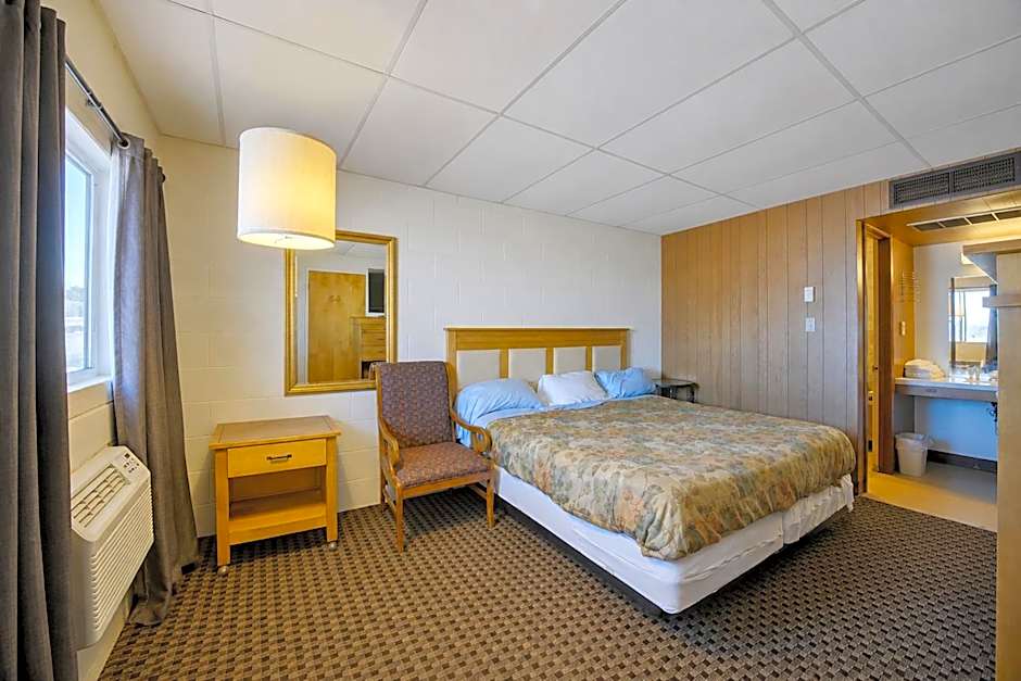 First Inn By OYO Quinter Hwy 70