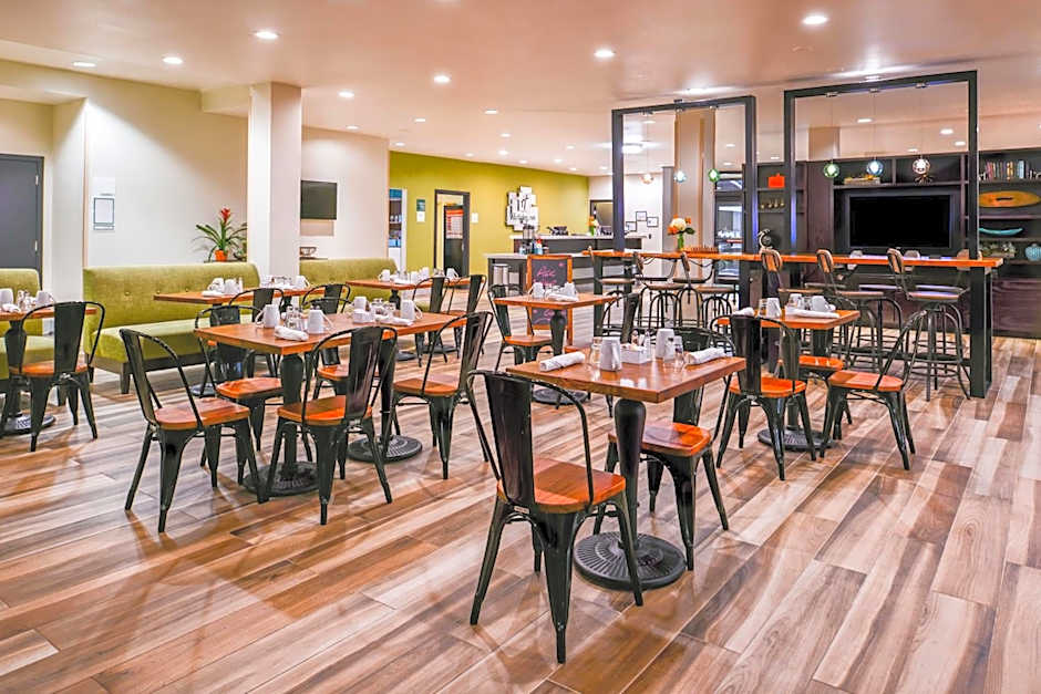 Holiday Inn and Suites Dallas-Addison By IHG