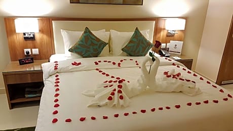 Junior Suite DBL  (Grand Room King Bed)