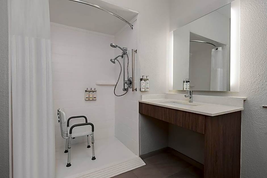 Holiday Inn Express And Suites Alexandria By IHG