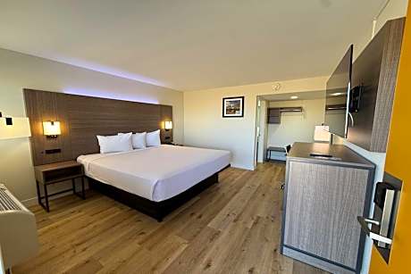 1 King Bed, Mobility Accessible Room, Bathtub w/ Grab Bars, Non-Smoking