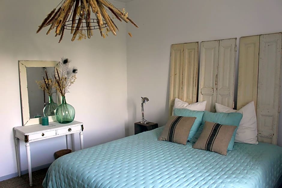 Les Romarins B&B, 10 min d'Uzès, piscine et grand jardin, Table d'hôte