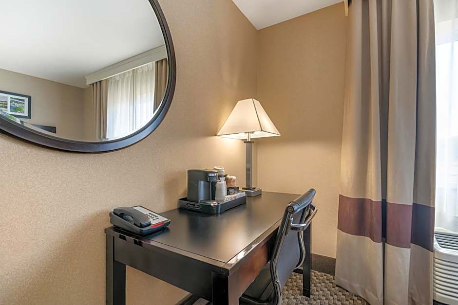 Photo 1 of 6 of 1 Queen Bed, Accessible
