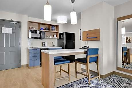 One-Bedroom King Suite - Non-Smoking
