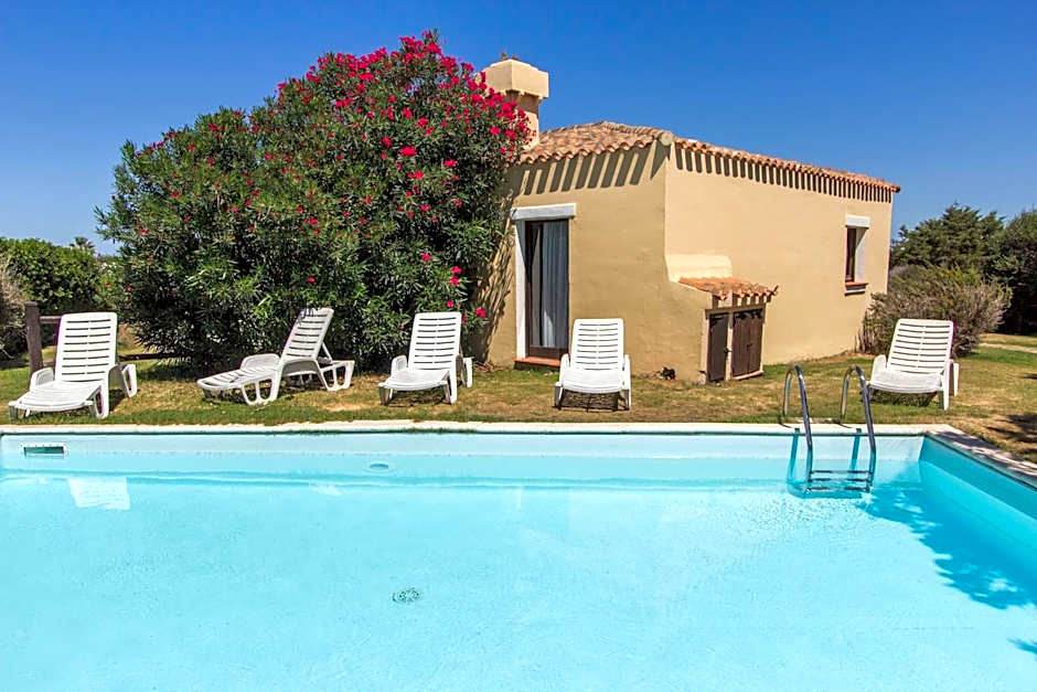 Villas with air conditioning and shared pool, just a few minutes from La Pelosa beach