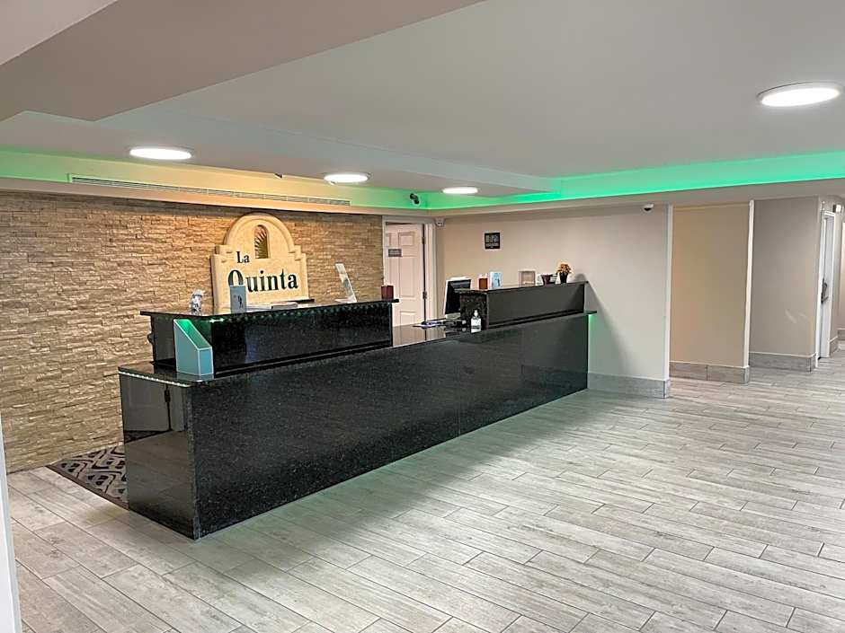 La Quinta Inn & Suites by Wyndham Indianapolis Airport Lynhurst
