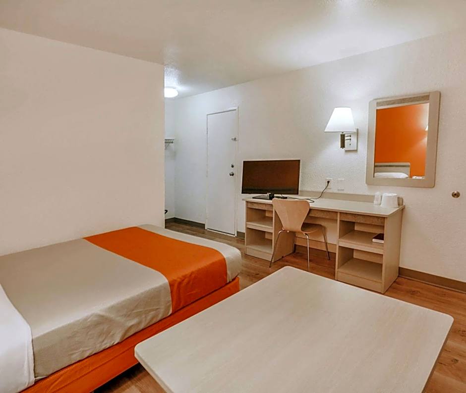 Motel 6-Huntsville, TX