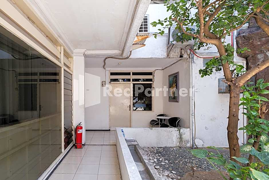 Dukuh Kupang Residence Mitra RedDoorz