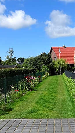 Ferienhaus im urigen Garten bzw Eulenhaus