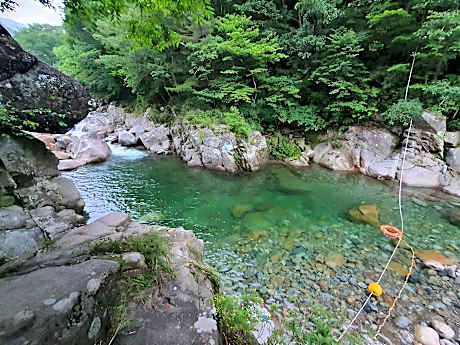 Baekmu Mountain Villa Red Clay Pension