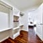 Tropical Oasis - King Beds - Free Netflix & Parking - Fast Wi-Fi