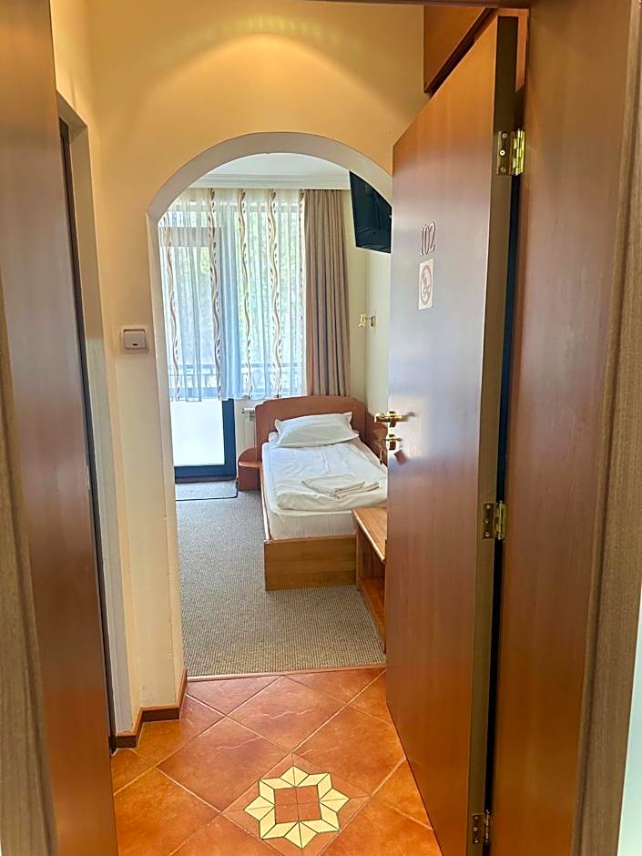 Photo 1 of 4 of 1 Double Bed or 2 Beds, Terrace