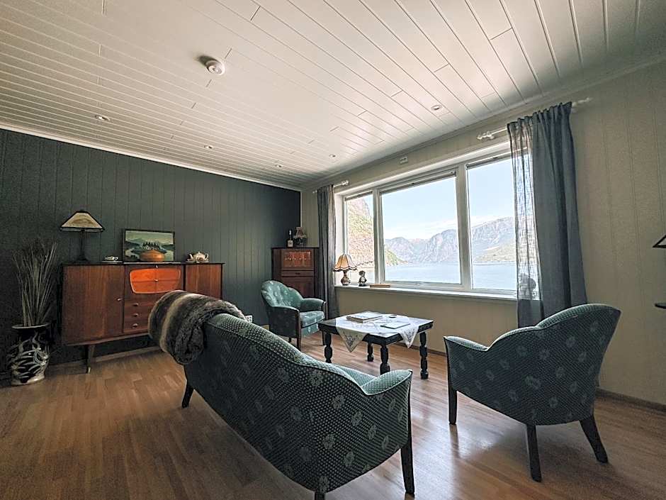 Svingen Guesthouse - Panoramic Fjord Views in Flåm
