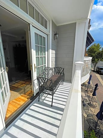 Queen Room with Balcony (202)