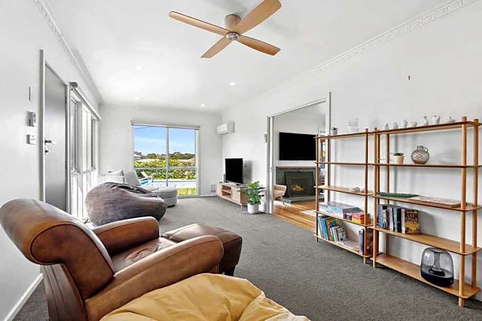 Torquay Springs with pool 600m to beach