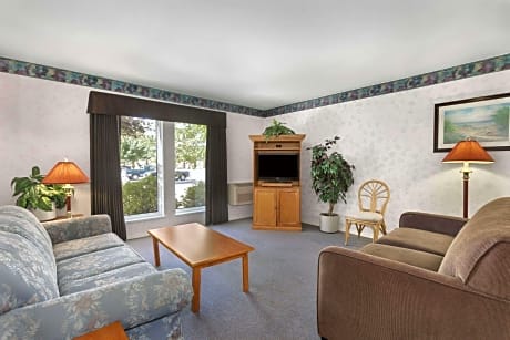 1 Queen Bed and 1 Double Bed Two-Bedroom Suite Non-Smoking