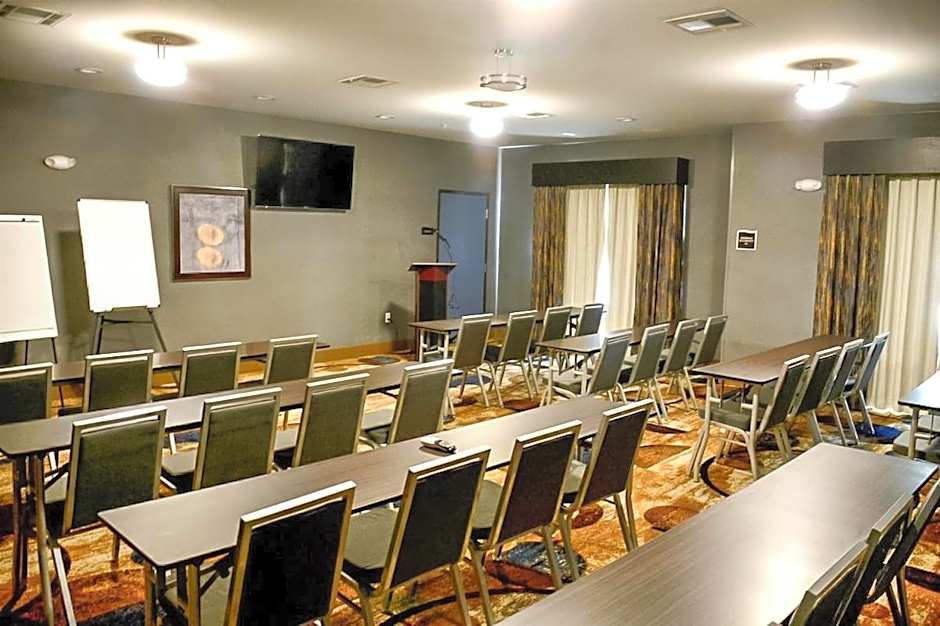 Del-Mar Airport Inn & Suites