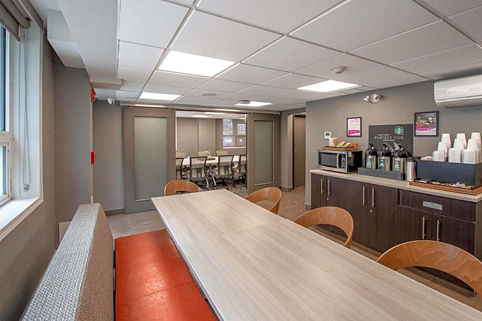 Coast Calgary Downtown Hotel & Suites by APA