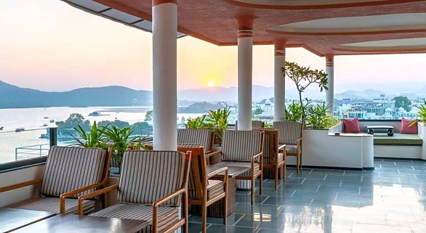 The Red Pier - My Downtown Hotels