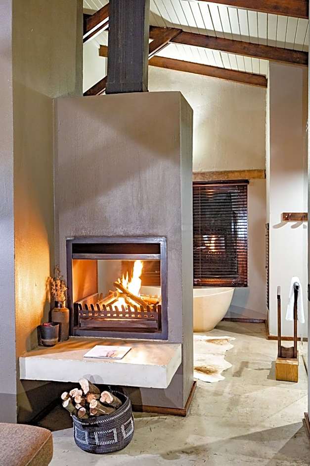 Rhino Ridge Safari Lodge