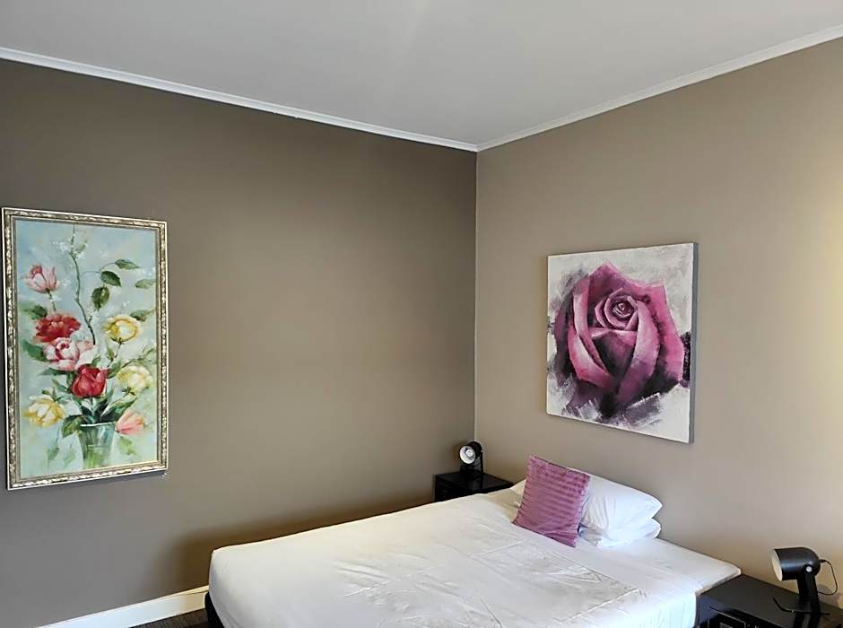 Centennial Inn on Bathurst