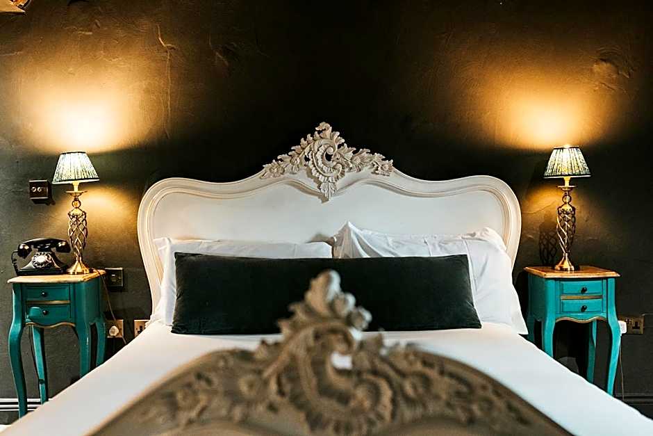 Le Petit Chateau & William de Percy