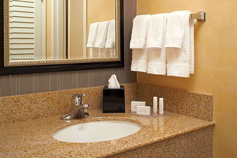 Courtyard By Marriott Detroit Warren