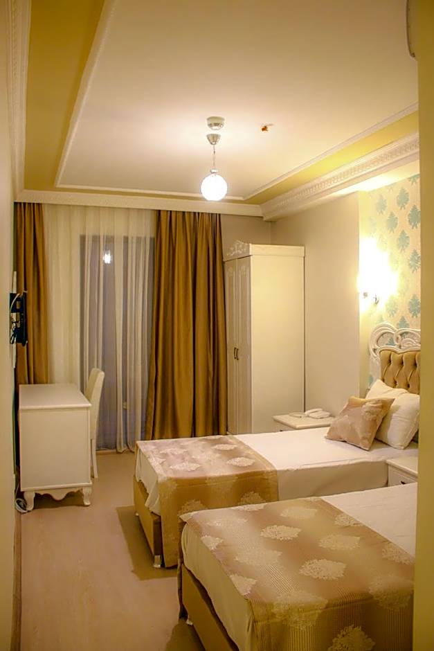 DELUXE NEWPORT HOTEL