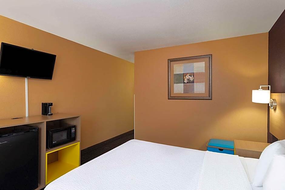 Days Inn by Wyndham Anderson IN