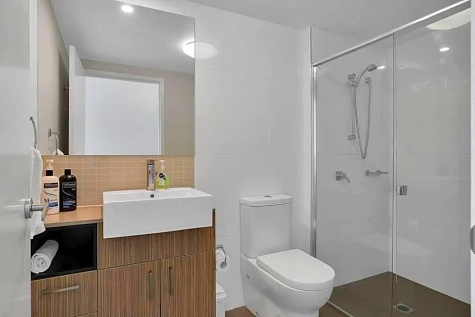 Excellent Location - Modern Hotel Room in Mackay