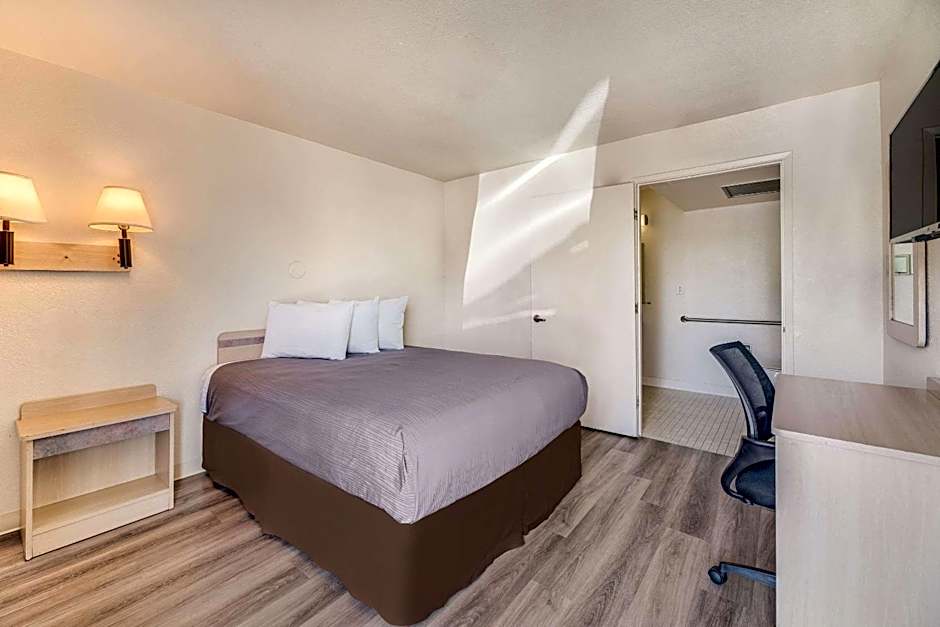 Econo Lodge Stockton near I-5 Fairgrounds