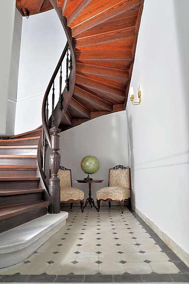 1900 ATHENIAN HOUSE